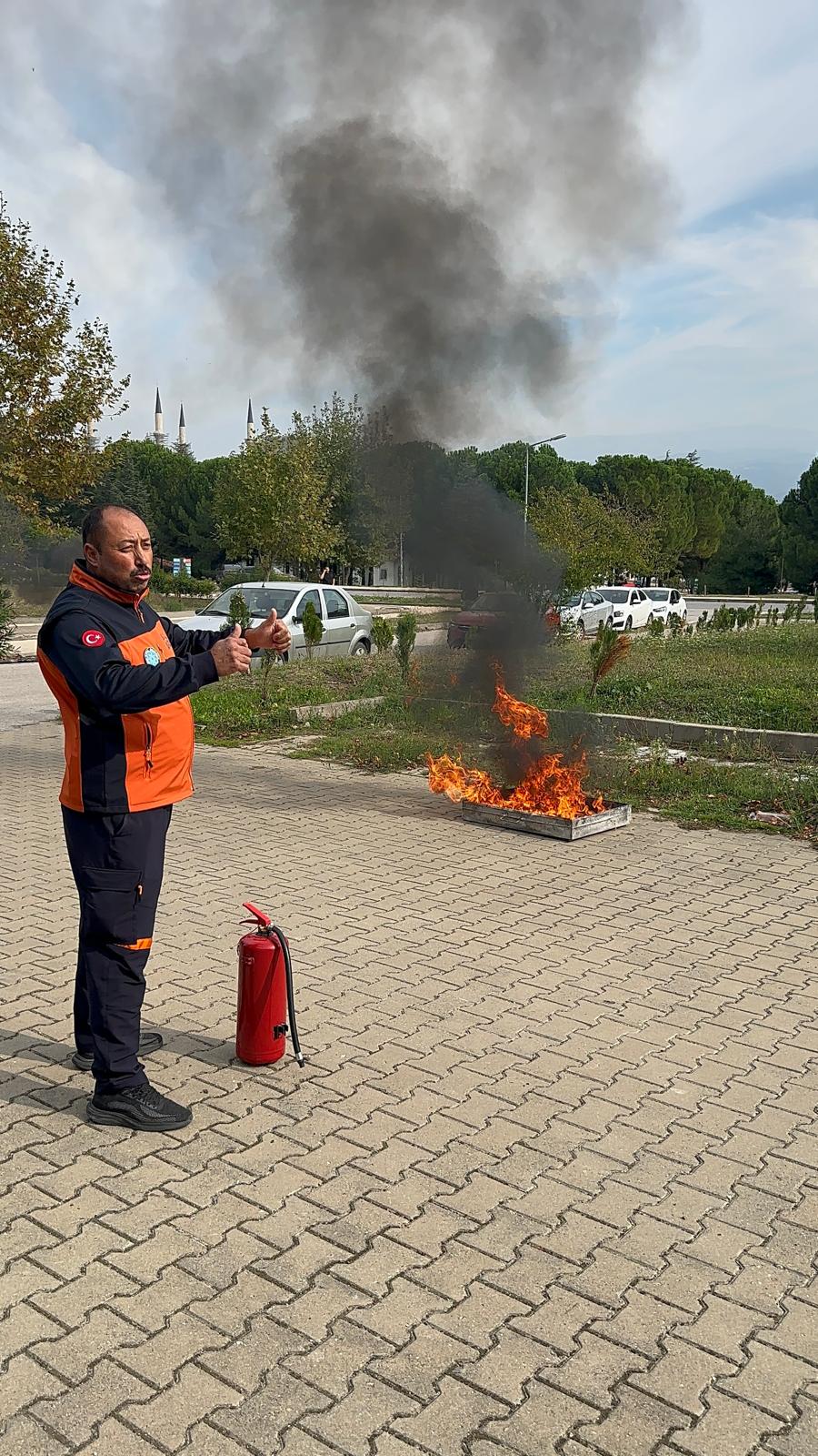 Kimya Bölümü 1. Sınıf Öğrencilerine Temel Yangın Eğitimi Verildi